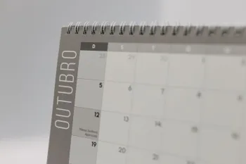 Pessoa organizando planilhas financeiras em computador para quitar d�vidas e organizar or�amento mensal de forma eficiente. (Pexels)
