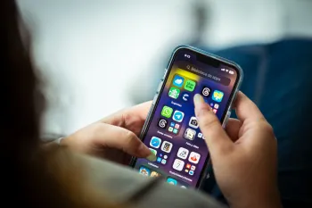 Smartphone exibindo aplicativo oficial de loterias com interface moderna e notifica��es em tempo real sobre resultados de sorteios em 2026. (Pexels)