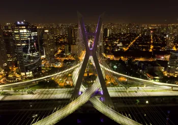 Representa��o digital de uma rede neural conectando hospitais e escolas brasileiras, simbolizando a integra��o da intelig�ncia artificial na infraestrutura do pa�s. (Pexels)