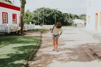Turista conferindo localiza��o de hotel em mapa digital, destacando infraestrutura e transporte p�blico para uma viagem segura em 2026. (Pexels)