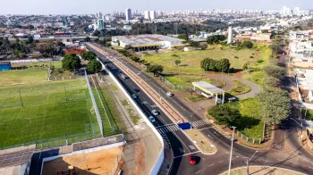 Torcida do Fluminense em dia de jogo no Rio de Janeiro, destacando a moderniza��o das arquibancadas e o clima vibrante do est�dio. (Pexels)
