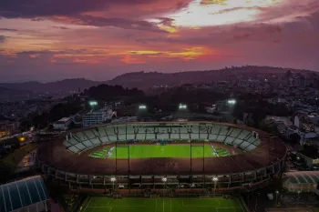 Torcida reunida para o jogo Su��a x Col�mbia em campo com bandeiras e muita emo��o no futebol internacional hoje. (Pexels)