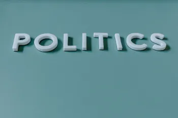 Discuss�es sobre a reforma tribut�ria e seu impacto nas elei��es de 2026 no Brasil, refletindo o cen�rio pol�tico atual. (Pexels)