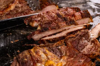 Mesa farta com diversos cortes de carne e sushis em um restaurante sofisticado de rod�zio no centro de S�o Paulo. (Pexels)