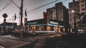Foto de um combo promocional do McDonald's com novos itens vegetarianos e embalagens sustent�veis em uma loja moderna. (Pexels)