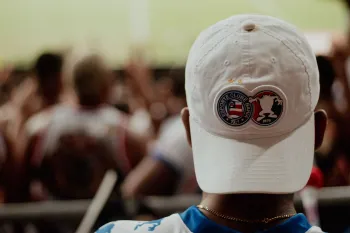 Representa��o visual do mercado da bola com jogadores brasileiros em destaque e logos de grandes clubes europeus, foco em transfer�ncia de atletas. (Pexels)