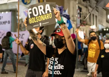 Foto de Jair Bolsonaro em com�cio pol�tico, mostrando a mobiliza��o da direita brasileira para as elei��es de 2026 e o clima de polariza��o no pa�s. (Pexels)