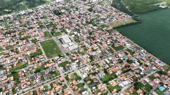 P�blico interagindo com celulares para votar nas enquetes da Casa do Patr�o durante a transmiss�o ao vivo de julho de 2026. (Pexels)