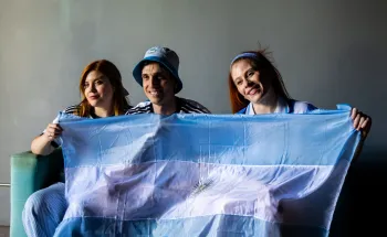 Torcedores de Inglaterra e Argentina celebram em est�dio lotado durante o grande cl�ssico de futebol no dia 16 de julho de 2026. (Pexels)