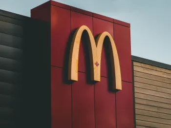 Foto de um hamb�rguer do McDonald's em embalagem biodegrad�vel com destaque para o novo aplicativo McApp e foco em sustentabilidade urbana. (Pexels)