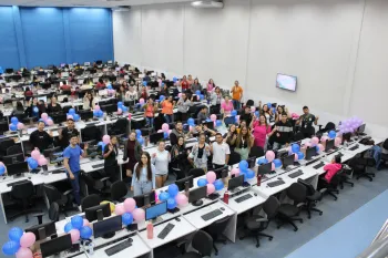 Captura de tela do aplicativo oficial da Lotomania mostrando os n�meros sorteados e �cones de tecnologia 5G e seguran�a digital em destaque. (Pexels)