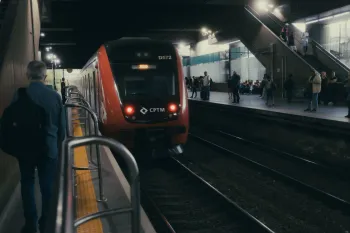 Foto a�rea mostrando a moderniza��o da Linha 11-Coral e novos trens el�tricos da CPTM em circula��o na Regi�o Metropolitana de S�o Paulo, julho de 2026. (Pexels)