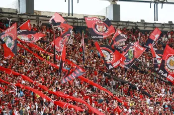 Jogadores em a��o durante partida do Brasileir�o 2026 com foco na torcida e no gramado, estilo Globo Esporte. (Pexels)