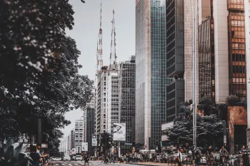 Vista a�rea da cidade de Campinas sob c�u limpo durante a manh� de inverno, destacando o clima seco e as estruturas urbanas na data de 24 de julho de 2026. (Pexels)