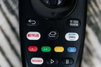 Interface do Amazon Prime Video exibindo novos lan�amentos de filmes e s�ries brasileiras em alta defini��o para assinantes no Brasil. (Pexels)