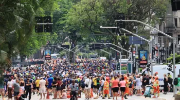 Corredores de maratona urbana em alta performance durante prova esportiva em S�o Paulo, foco na t�cnica de corrida e esfor�o f�sico. (Pexels)