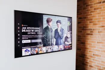 Interface da Netflix exibindo as novas produ��es de julho de 2026 com foco em s�ries brasileiras e document�rios sobre infraestrutura urbana. (Pexels)