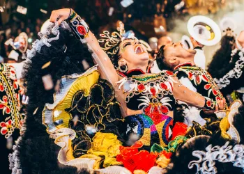 Foto dos vencedores do Grammy 2026 segurando trof�us no palco iluminado, celebrando as conquistas musicais globais e o impacto da cultura pop atual. (Pexels)