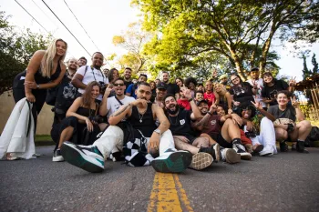 Tom Z� se apresenta no 6� DHFest em S�o Paulo, celebrando a diversidade cultural e homenageando Emicida com m�sica e arte. (Pexels)