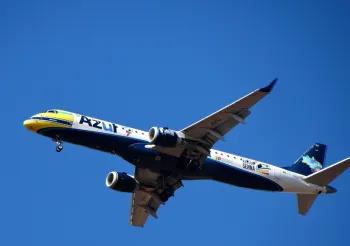 Passageiro utiliza smartphone para comparar pre�os de passagens a�reas em um aeroporto brasileiro, buscando promo��es de turismo e economia real. (Pexels)