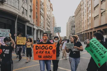 Foto a�rea de centros financeiros europeus com gr�ficos digitais sobre taxas de juros e impacto na economia global e brasileira em agosto de 2026. (Pexels)