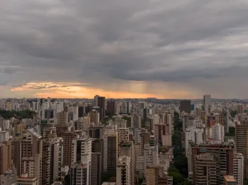 Mapa meteorol�gico do Brasil mostrando frentes frias no Sul e zonas de baixa umidade no Centro-Oeste em agosto de 2026. (Pexels)