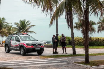 A imagem mostra uma opera��o policial em uma comunidade urbana, refletindo a desigualdade racial nas a��es de seguran�a no Brasil. (Pexels)