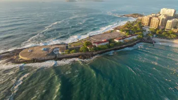 Foto a�rea mostrando a infraestrutura urbana do Rio de Janeiro sob condi��es de vento forte, destacando torres de telecomunica��es e pr�dios modernos. (Pexels)