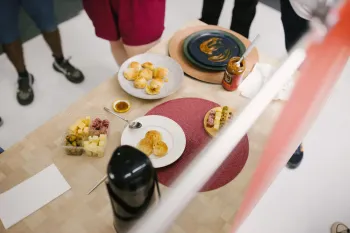 Concurseiros do MasterChef Brasil preparando pratos sofisticados em bancadas de cozinha profissional durante a prova mais tensa da temporada. (Pexels)