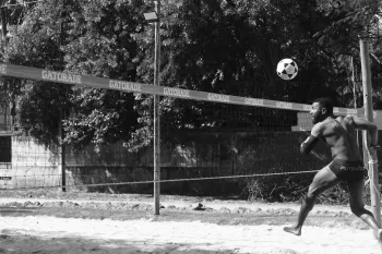 Atletas brasileiras em a��o, destacando a evolu��o do futebol e skate feminino no Brasil em 2026. (Pexels)