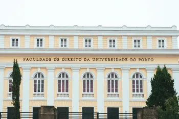 Idoso brasileiro sorridente utilizando transporte p�blico gratuito, destacando direitos de mobilidade e acessibilidade urbana em 2026. (Pexels)