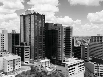 An�lise do cen�rio econ�mico brasileiro em 2026, incluindo PIB, infla��o, juros e impacto da reforma tribut�ria no emprego formal. (Pexels)