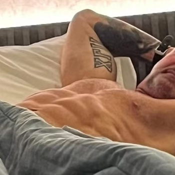 Completamente nu, Mateus Carrieri posa na cama e web enlouquece: >Dia de descanso>