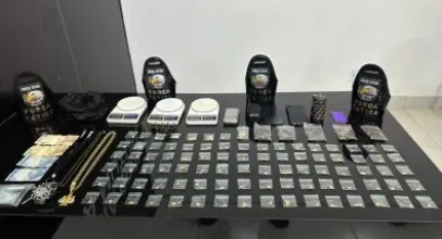 Pol�cia prende casal e encontra 93 por��es de drogas escondidas na mata em Nova Mutum