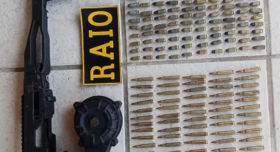 Raio da PMCE apreende mais de 200 muni��es e acess�rios para adapta��o de armas em Caucaia