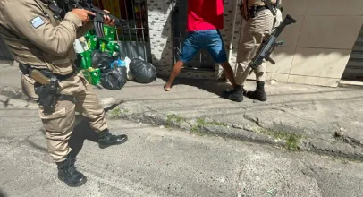 Pol�cia prende homem que estava foragido por tr�fico de drogas no Nordeste de Amaralina
