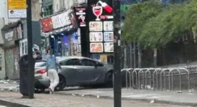 Carro invade cal�ada em cidade do Reino Unido, deixa tr�s feridos e um hospitalizado