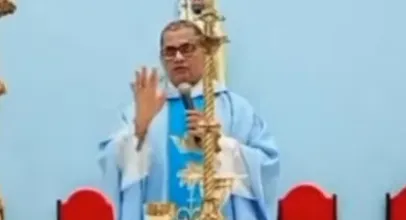 Padre interrompe missa ap�s tiroteio e lamenta viol�ncia