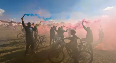 Jovens mascarados soltam fogos e bal�es para homenagear morto em acidente na A66 e geram pol�mica