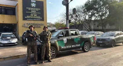 Bandidos roubam viatura da pol�cia e s�o presos ap�s confronto no Rio