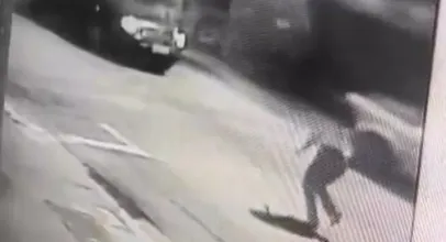 Jovem de 15 anos salva-se de sequestro saltando de carro em movimento