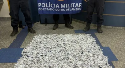 Mulher presa em flagrante com drogas dentro de carro de aplicativo