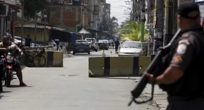 Favela da Mar� vira base secreta de fac��es e assusta moradores com fuzis e muros