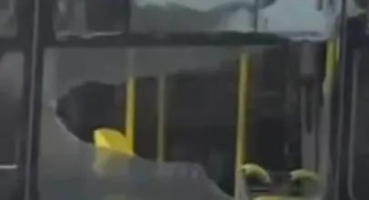 Homem � morto por bala perdida dentro de �nibus do BRT na Zona Sudoeste do Rio