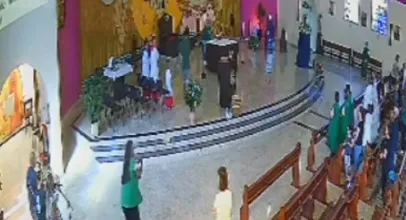 Homem invade igreja no litoral de SP, agride bispo com um soco e amea�a 'avisar Jesus' veja v�deo