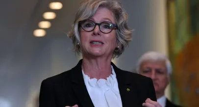 Deputada australiana sofre ataque terrorista com carro e faca