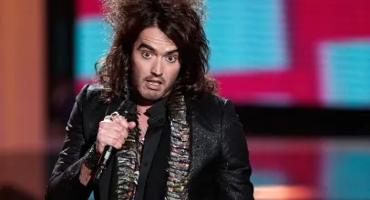 Mulher diz que medo de ser julgada impediu de denunciar estupro por Russell Brand