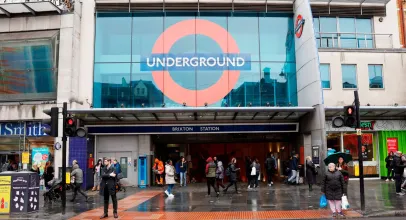 Homem � esfaqueado no rosto e nas costas em esta��o de metr� em Londres durante o dia