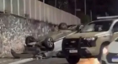 V�deo mostra carro que capotou em avenida movimentada de Salvador, perto da Uneb