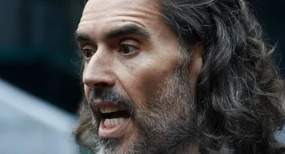 Comediante Russell Brand afirma que nenhum amigo quer testemun�ar por ele em julgamento por estupro